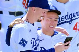 「おかしな2人だ」由伸27歳とスネル32歳の“親密な関係”「朝食を一緒に…」捕手スミスは「味方で良かった」