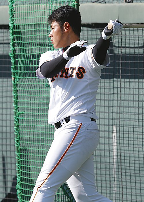 若き日の巨人・岡本和真（右）を教える打撃コーチの内田順三