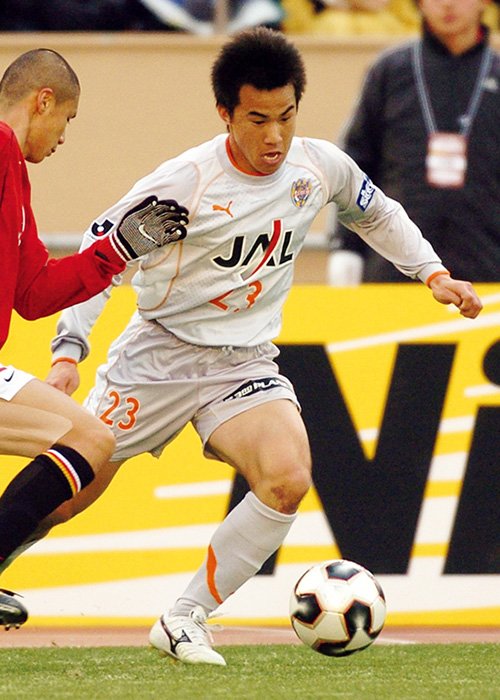 当時日本代表メンバーだった坪井慶介（左）とマッチアップ