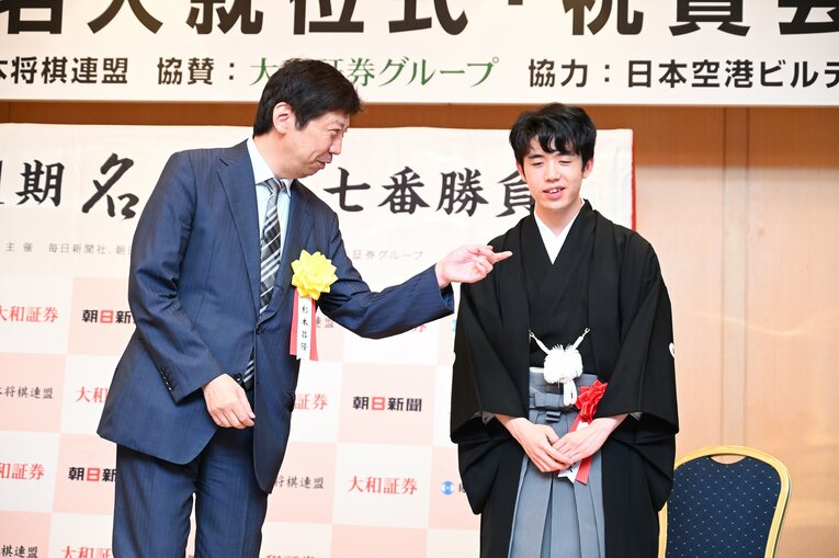 23年8月、藤井七冠の名人就位式にて。師匠の杉本昌隆八段と　©Keiji Ishikawa
