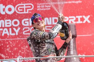 完勝のマルク・マルケスに大ブーイング！ 「スポーツマンシップに欠ける」いまだ愚行を続ける“ロッシ崇拝者”に関係者は激おこ!!