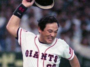 1994年8月10日。斎藤隆（横浜）のデッドボールに怒り、ヘルメットを叩きつける落合博満40歳