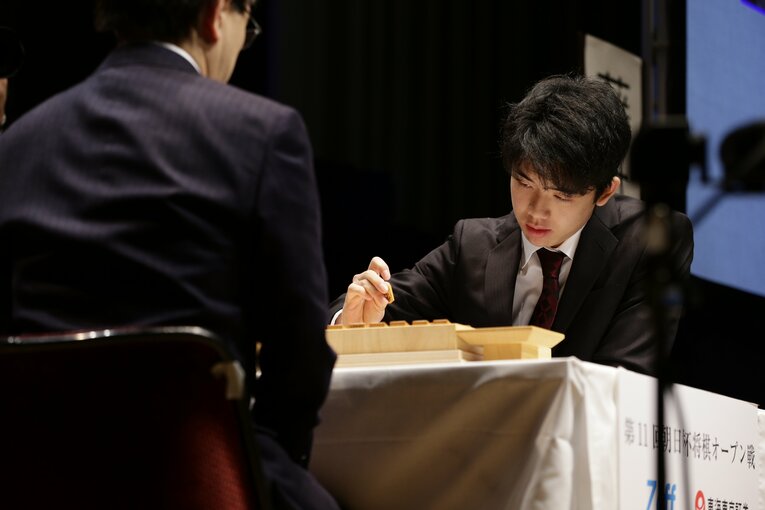 2018年朝日杯の羽生－藤井（写真は右に続きます）　©BUNGEISHUNJU