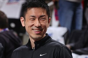 バスケ日本代表“大きな方針転換”…コーチ陣の「兼任」は吉と出る？ NBA指導歴豊富なキーマン吉本泰輔の心を動かしたオファー「何を迷っているんだ」
