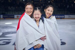 「カオリが優勝でも良かった」海外の声も…17歳新星が優勝、表彰台独占となったGP開幕戦の舞台裏「坂本花織が中井亜美の手をとって…」微笑ましかった場面