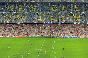 メッシ退団でバルセロナに開いた「大きな穴」…ビッグマッチなのに8000人超えの空席、未だ「メッシ」ユニのファンも