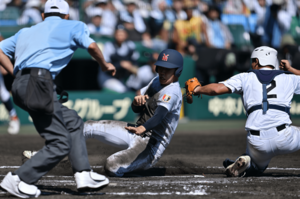 甲子園で“誤審疑惑”「白線の上にボールが落ちた…」横浜vs県岐阜商、波乱のウラ側…密着記者が聞いた証言「監督に怒られるので…」