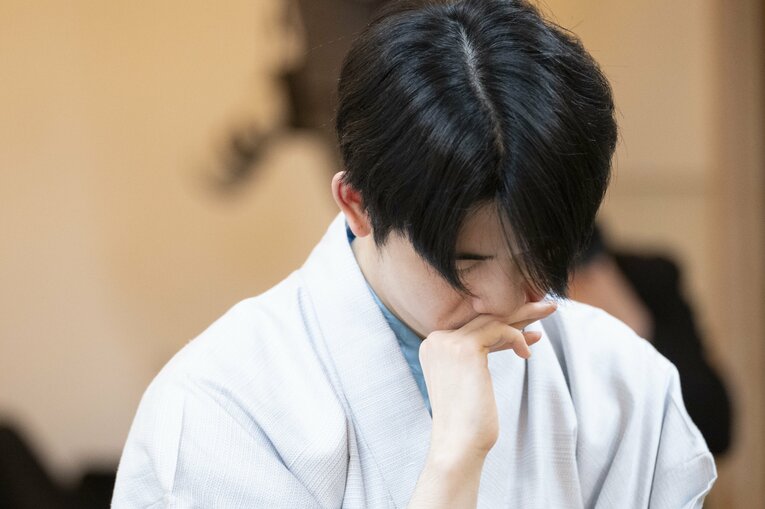 【藤井vs永瀬レア写真】負けても勝っても嬉しそう…2人の感想戦を見る（右に続きます）　©Keiji Ishikawa
