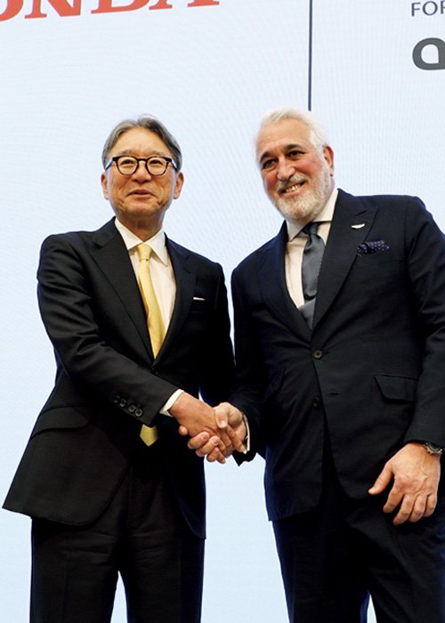 記者会見で握手するホンダの三部敏宏社長とアストンマーティンのローレンス・ストロール会長（中央のふたり）