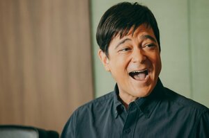 「ムムッ！いいんです！」は兄ジョン・カビラの口癖だった？ 川平慈英（60歳）がニュースステーション大抜擢の真相を語る「実は最初、断ったんですよ」