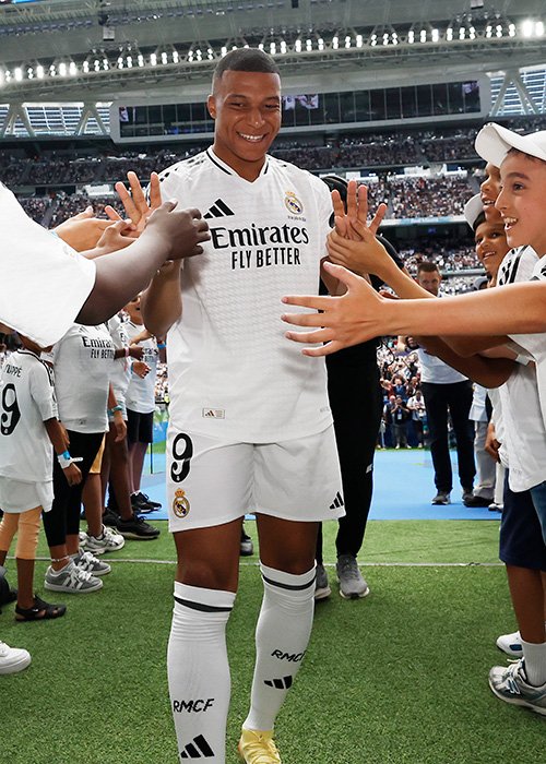 銀河系軍団の一員になったエムバぺ。入団会見には8万5000人のファンが来場した