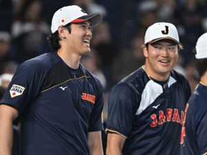 フリーバッティング練習前に話し込む大谷翔平（31歳）と村上宗隆（26歳）