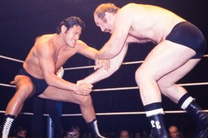 「右肩から骨が飛び出し…」“テレビ中継されなかった”アントニオ猪木の大怪我…腕折り事件から2年後、“シュツットガルトの惨劇”には伏線があった